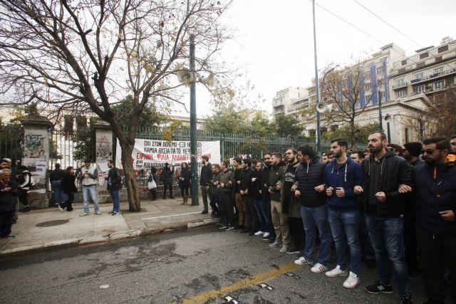 Ξεκίνησε η πορεία του Πολυτεχνείου – Φρούριο η Αθήνα