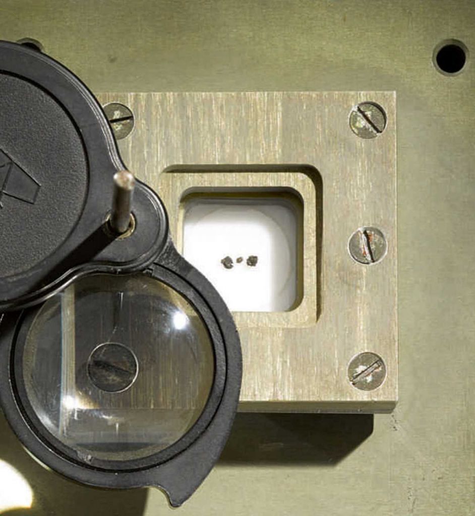 Εσείς πόσα θα δίνατε για τις τρεις πέτρες από τη Σελήνη