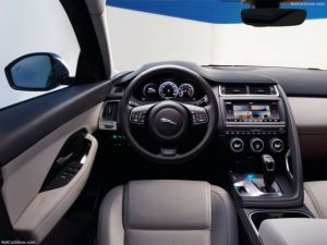 Τιμή ρεκόρ έπιασε η τζάγκουαρ των Πιέρ Μπερζέ και Ιβ Σεν Λοράν