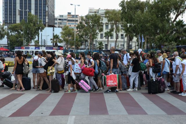Νέο ρεκόρ καταγράφουν οι αφίξεις Βρετανών τουριστών στην Ελλάδα