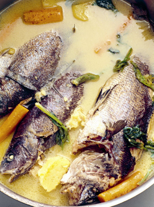 Βραστά ψάρια με λαχανικά στον ταβά