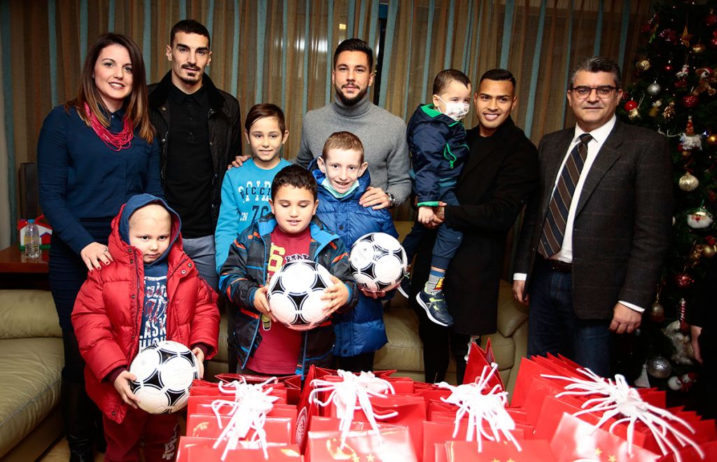 Stoiximan και ΠΑΕ Ολυμπιακός σκορπίζουν χαμόγελα στους μικρούς ήρωες της Φλόγας