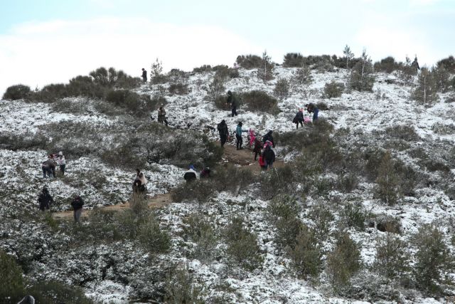 Ασπρισε και η Πεντέλη