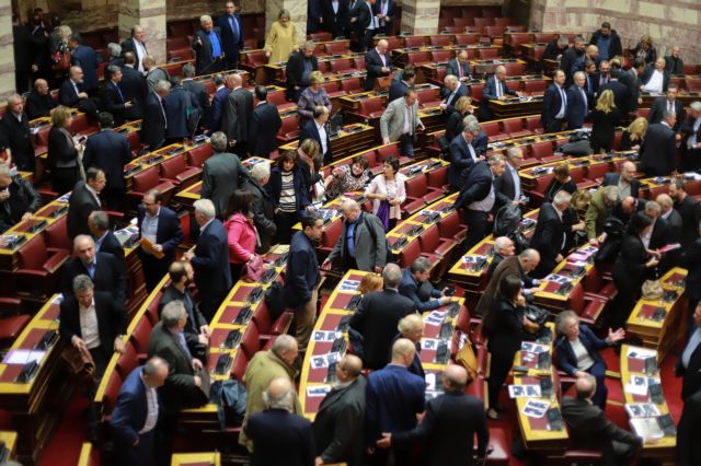 Αντιπολίτευση εναντίον Κυβέρνησης: Κάνατε τη Βουλή «πλυντήριο δαπανών» μέσω του προσφυγικού