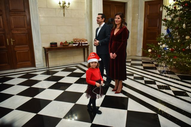 Ποιους κάλεσε για τα κάλαντα ο Πρωθυπουργός