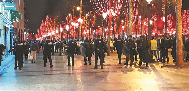 Το Παρίσι καίει;