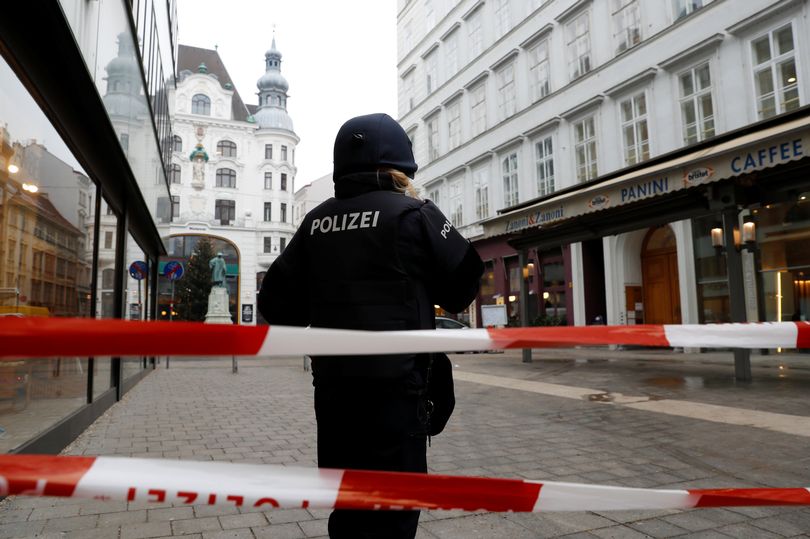 Συναγερμός στην Αυστρία : Πυροβολισμοί στο κέντρο της Βίεννης – Ενας νεκρός