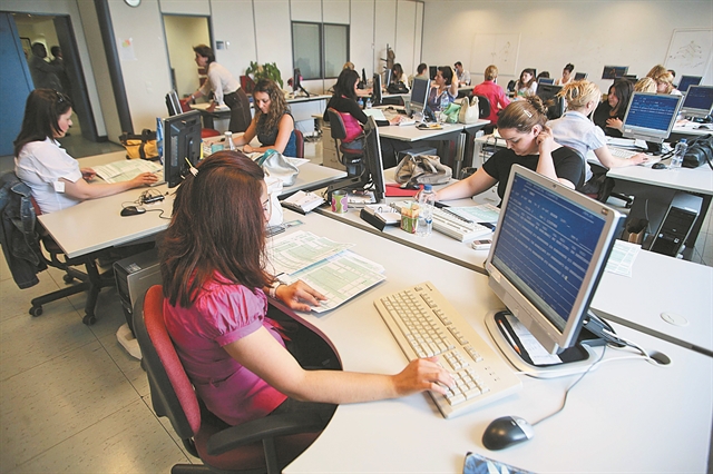 Κύμα αιτήσεων για τα δώρα στο Δημόσιο