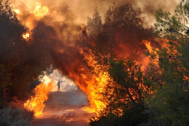 Σε διαδικασία εκκένωσης το χωριό Βάτι στη Ρόδο, λόγω ανεξέλεγκτης πυρκαγιάς