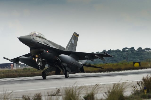 Αναχαιτίστηκαν δύο τουρκικά F-16 που πέταξαν πάνω από τα Ιμια