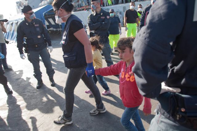 Περισσότεροι από 800 μετανάστες διασώθηκαν ανοικτά της Μάλτας | tanea.gr