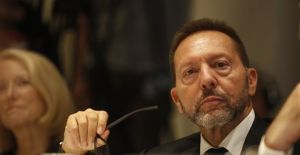 Στουρνάρας κατά Βαξεβάνη: «Τα γελοία fake news δεν με πτοούν»