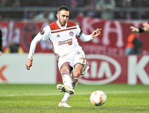 Η κόκκινη νίκη ανέβασε και τα εθνικά χρώματα