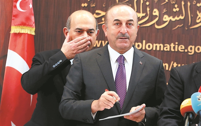 Ο Τσαβούσογλου βγάζει στη σέντρα τον Καμμένο