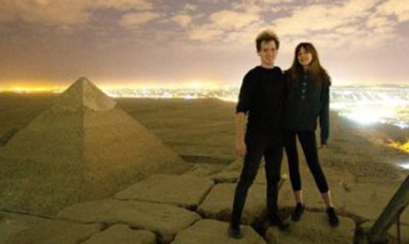Αίγυπτος: Σάλος με γυμνό ζευγάρι που σκαρφαλωσε στην Πυραμίδα του Χέοπα (vid)