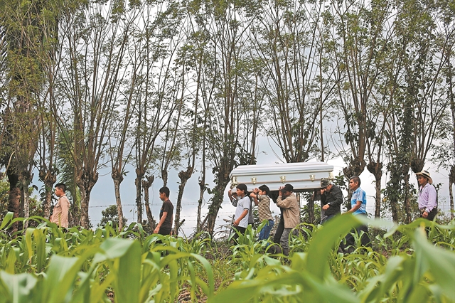 Κατακραυγή για το δεύτερο παιδάκι μεταναστών που πεθαίνει υπό κράτηση