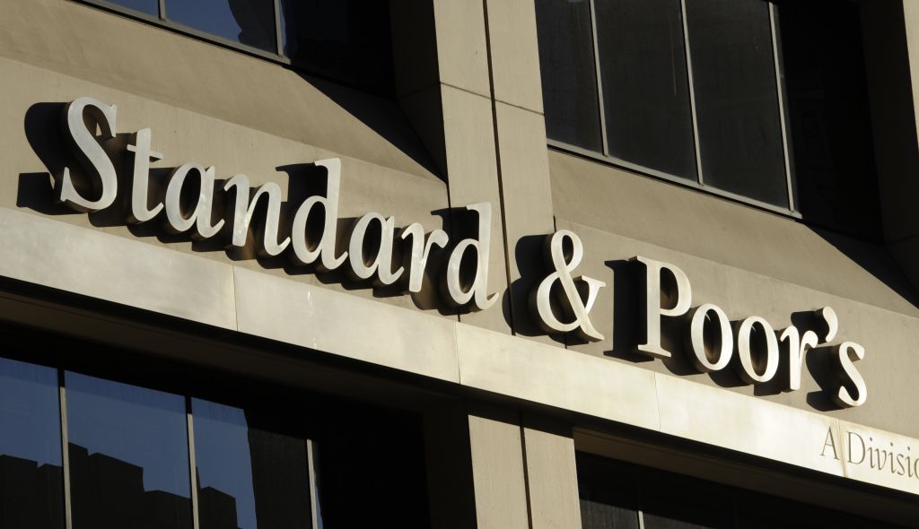 Ο οίκος S&P υποβάθμισε το αξιόχρεο της Βρετανίας κατά δύο βαθμίδες