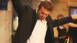 Γκλέτσος : Ξεκίνησε την προεκλογική εκστρατεία χορεύοντας… τσάμικο