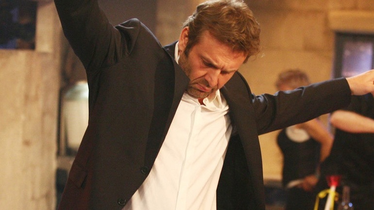 Γκλέτσος : Ξεκίνησε την προεκλογική εκστρατεία χορεύοντας… τσάμικο