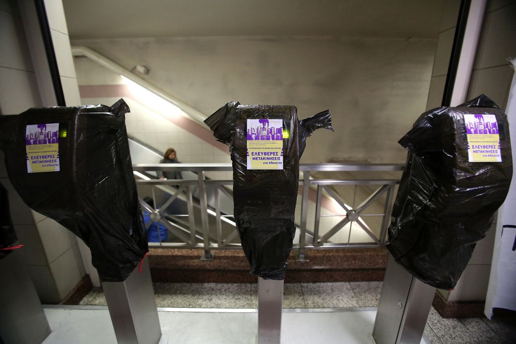 Κατέστρεψαν ακυρωτικά μηχανήματα στο σταθμό του Ηλεκτρικού στο Μοναστηράκι