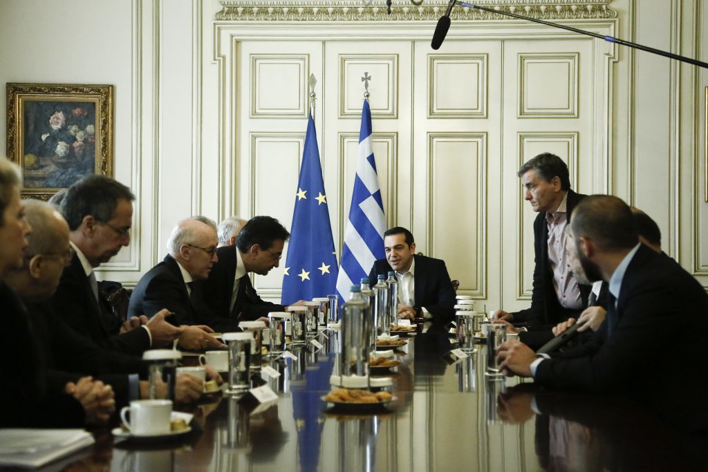 Tsipras seeks gentlemen’s agreement with banks, attacks media