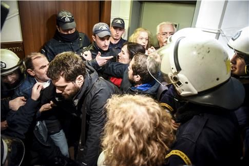 Ελεύθεροι οι οκτώ προσαχθέντες για πλειστηριασμούς (Βίντεο)