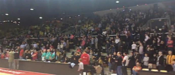 Στρασβούργο: Χιλιάδες φίλαθλοι αποκλείστηκαν μέσα στο γήπεδο και τραγουδούσαν τον εθνικό ύμνο