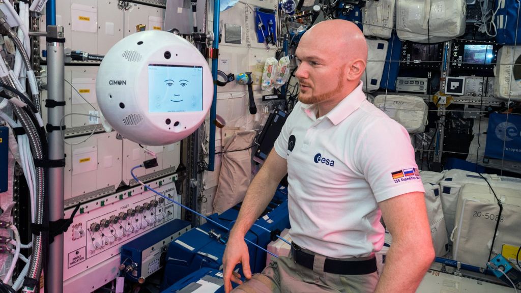Το έξυπνο ρομπότ Cimon συνομίλησε με γερμανό αστροναύτη | tanea.gr