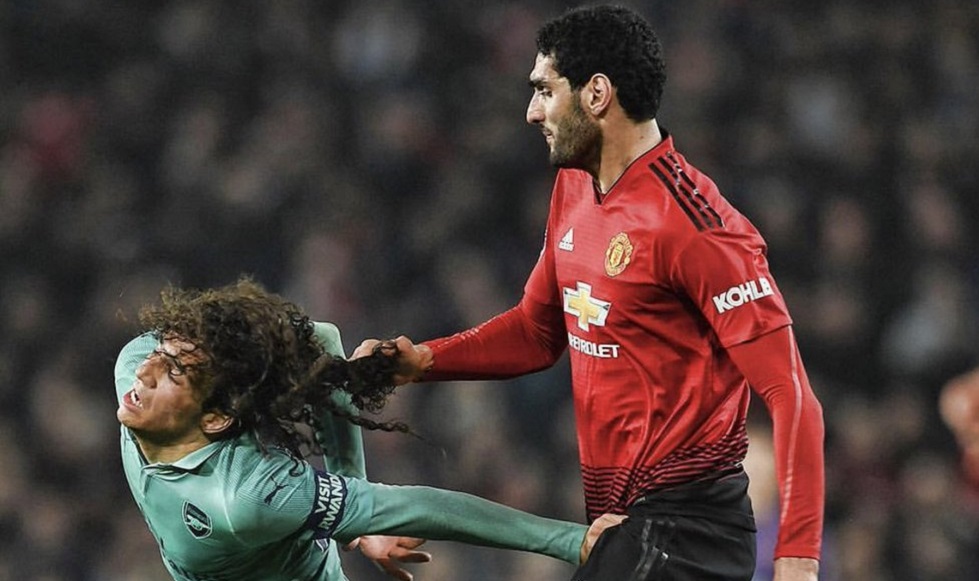 Μάντσετσερ Γιουνάιτεντ – Αρσεναλ: Ο Φελαϊνί τράβηξε το μαλλί του Γκεντουζί για να τον σταματήσει
