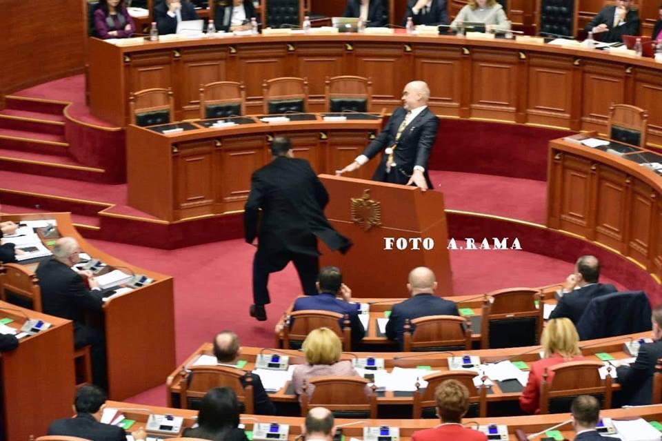 Χαμός στην Αλβανία: Πέταξαν αυγά στον Έντι Ράμα μέσα στη Βουλή