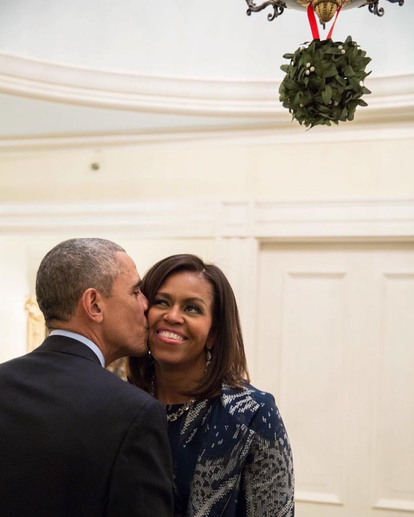 Ο Μπαράκ Ομπάμα το φιλί στη Μισέλ και οι ευχές για τα Χριστούγεννα