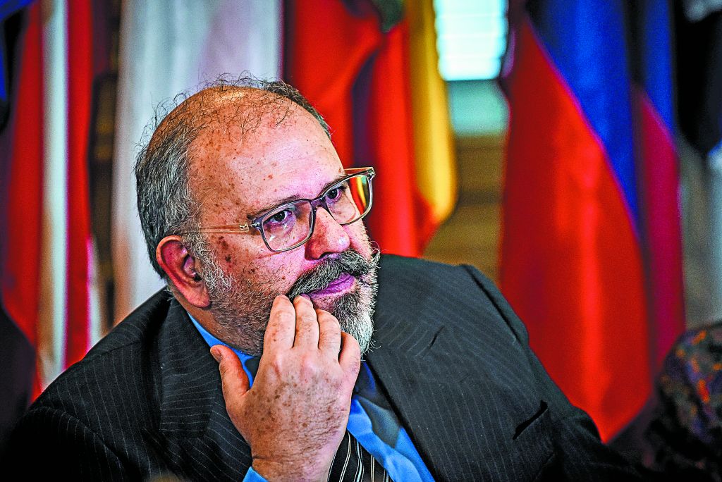 «Δεν γνωρίζω τον κύριο… Το θέμα θα συζητηθεί στη Βουλή»