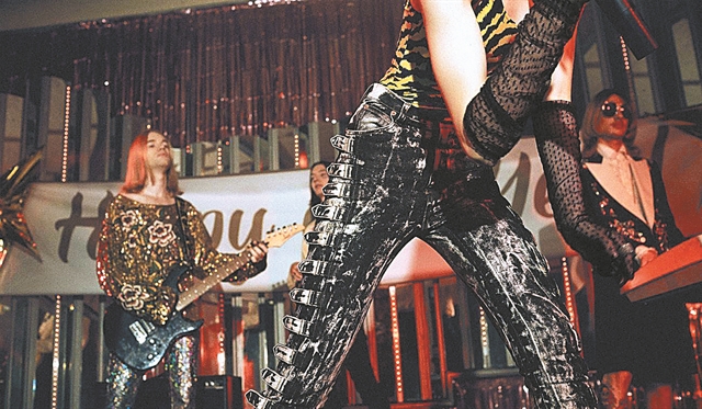 Η γιορτή της αστραφτερής παράνοιας