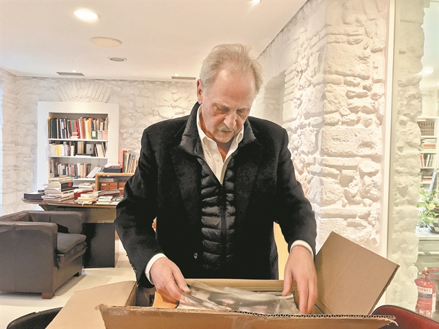 «Βγάλαμε το βιβλίο έξω από τη μιζέρια»