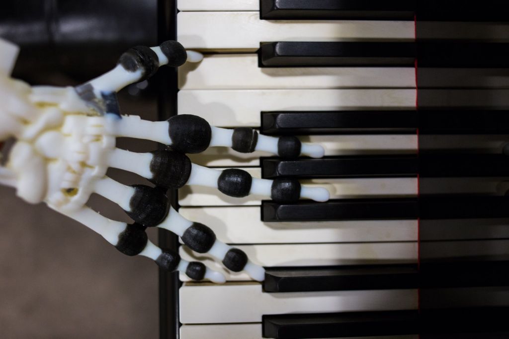 Ρομποτικό χέρι παίζει πιάνο