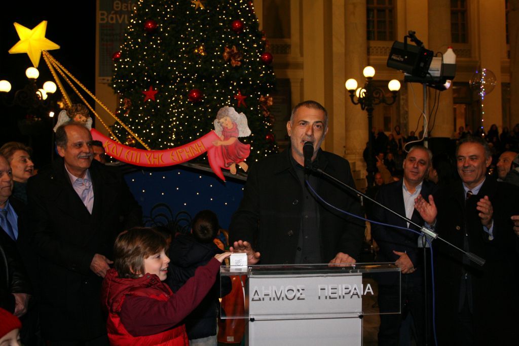 Ο Γ. Μώραλης φωταγώγησε το χριστουγεννιάτικο δέντρο στο Δημοτικό Θέατρο