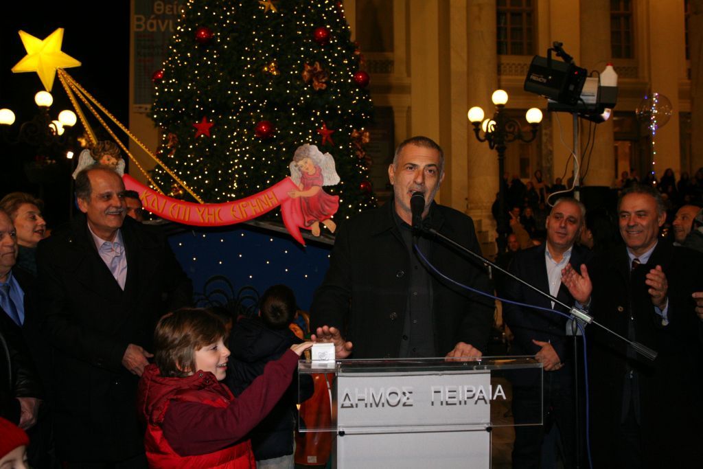 Ο Γ. Μώραλης φωταγώγησε το χριστουγεννιάτικο δέντρο στο Δημοτικό Θέατρο