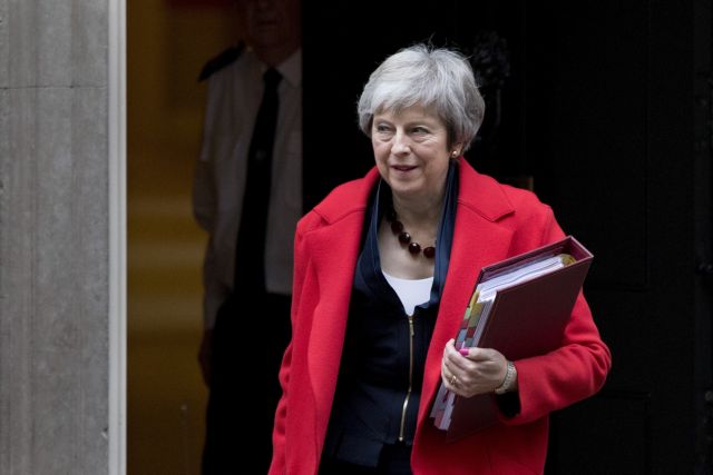 Διαψεύδει τις εκτιμήσεις παραίτησης η Τερέζα Μέι
