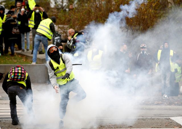 Γαλλία: O Μακρόν έτοιμος να αντιμετωπίσει τα «κίτρινα γιλέκα»