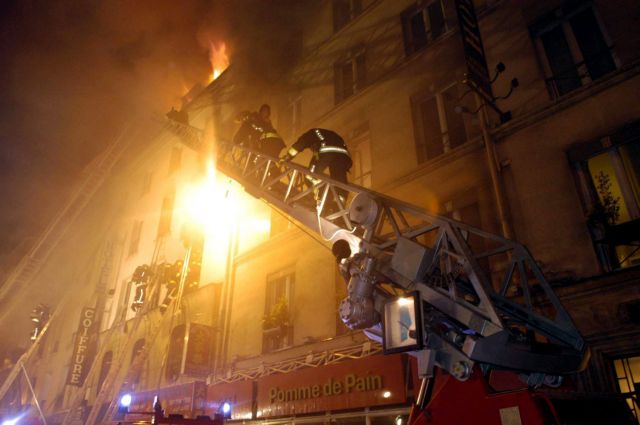 Γαλλία: Στις φλόγες τυλίχθηκε πολυκατοικία – Τρεις νεκροί