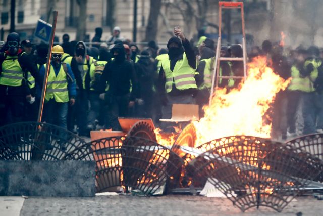 Κίτρινα γιλέκα : Χάος στη Γαλλία – Επεισόδια, συλλήψεις, τραυματίστηκαν δημοσιογράφοι