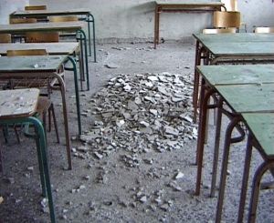 Αναστάτωση στο Λύκειο Αλμυρού – Επεσαν σοβάδες και τζάμια εν ώρα μαθήματος