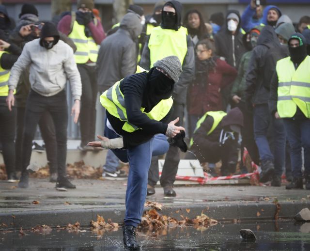 Κίτρινα γιλέκα : Ενας αστυνομικός τραυματίστηκε στα επεισόδια στο Βέλγιο