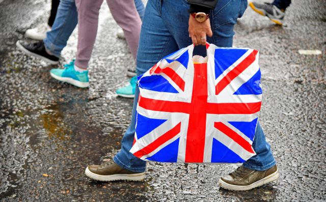Βρετανία: Διαβουλεύσεις για το διπλασιασμό του περιβαλλοντικού τέλους σε πλαστικές σακούλες