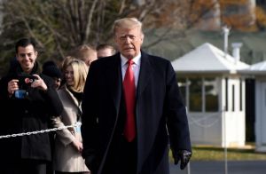 Τραμπ: Απειλεί τους Δημοκρατικούς ότι θα χτίσει τείχος στα σύνορα με το Μεξικό