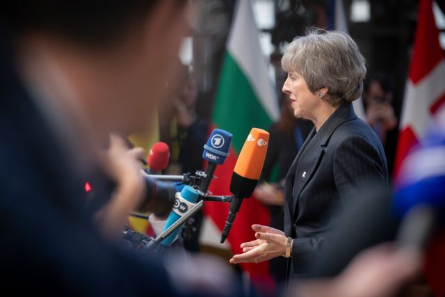Brexit: Μια «τρύπα» στο νερό η παρουσία της Μέι στις Βρυξέλλες