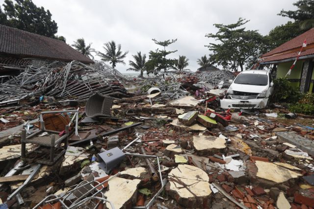 Τσουνάμι στην Ινδονησία : Εικόνες καταστροφής – Αγωνία για τους αγνοούμενους