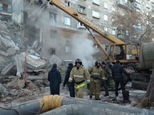 Ρωσία: Κατέρρευσε δεκαώροφη πολυκατοικία – Στους τρεις οι νεκροί (vid)