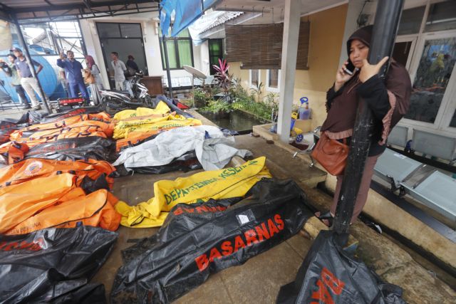 Τραγωδία στην Ινδονησία : Συγκλονιστικές μαρτυρίες για το φονικό τσουνάμι