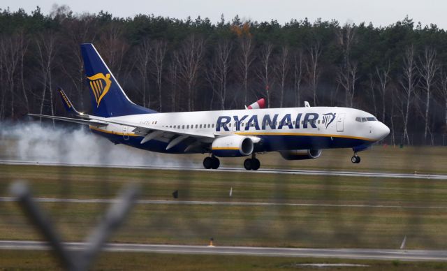 Ryanair: Αντιμέτωπη με το νόμο εξαιτίας των απεργιών